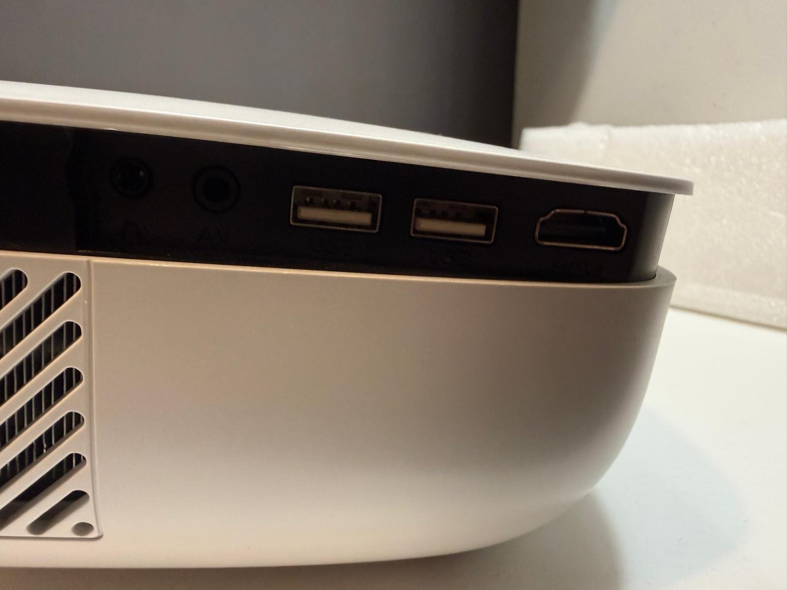 Nicpow mini LED projector RD850 (box says LEO projector) photo